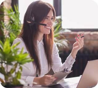 girl lessoning something in headphones